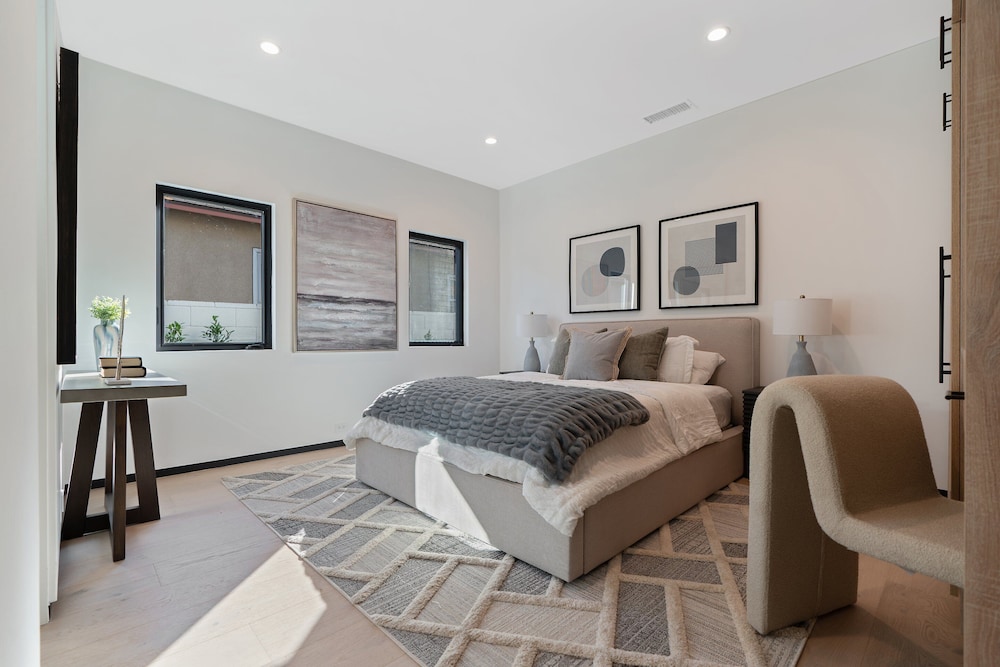 Noble Modern - Urban Sanctuary in Sherman Oaks With Poolside and Patio