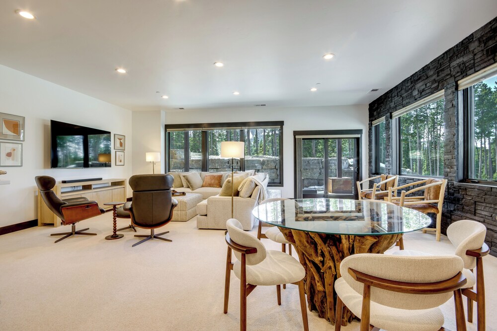 2 Mi to Big Sky Resort: Luxe Mtn-view Retreat!