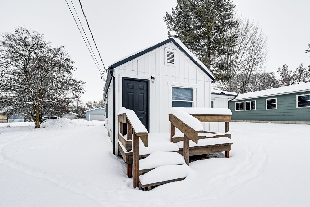 1 Mi to Main Street Polson: Updated Home w/ Deck!