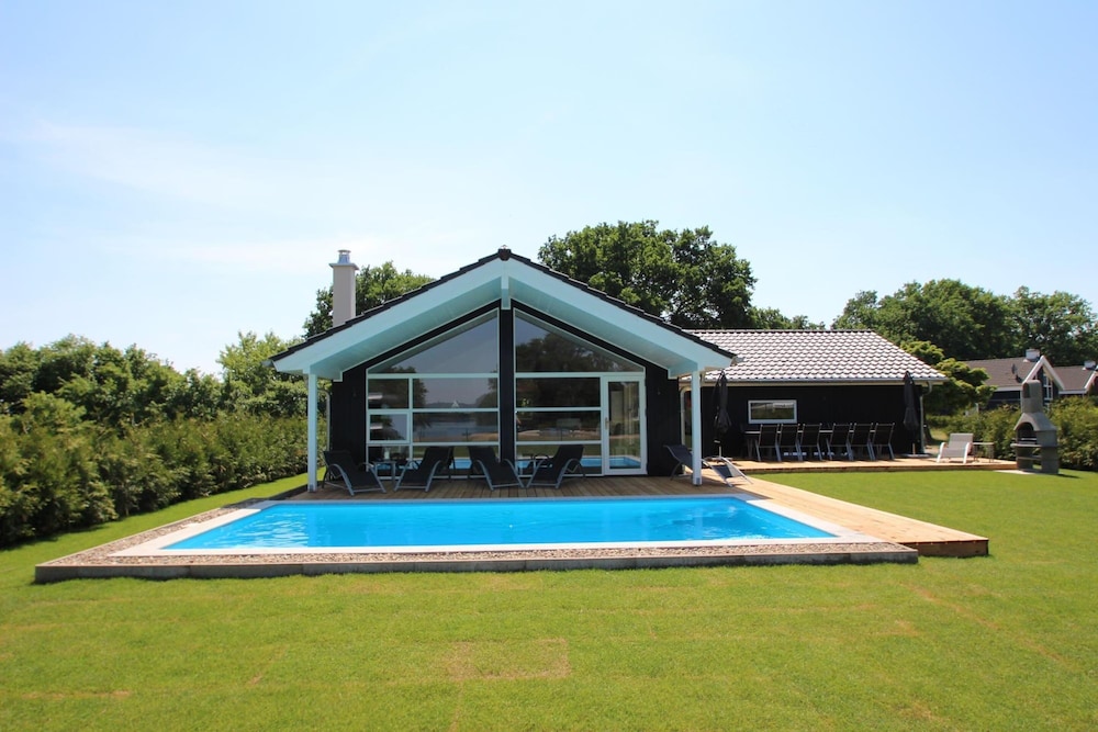 Ferienhaus mit Pool und Sauna am Duemmer See