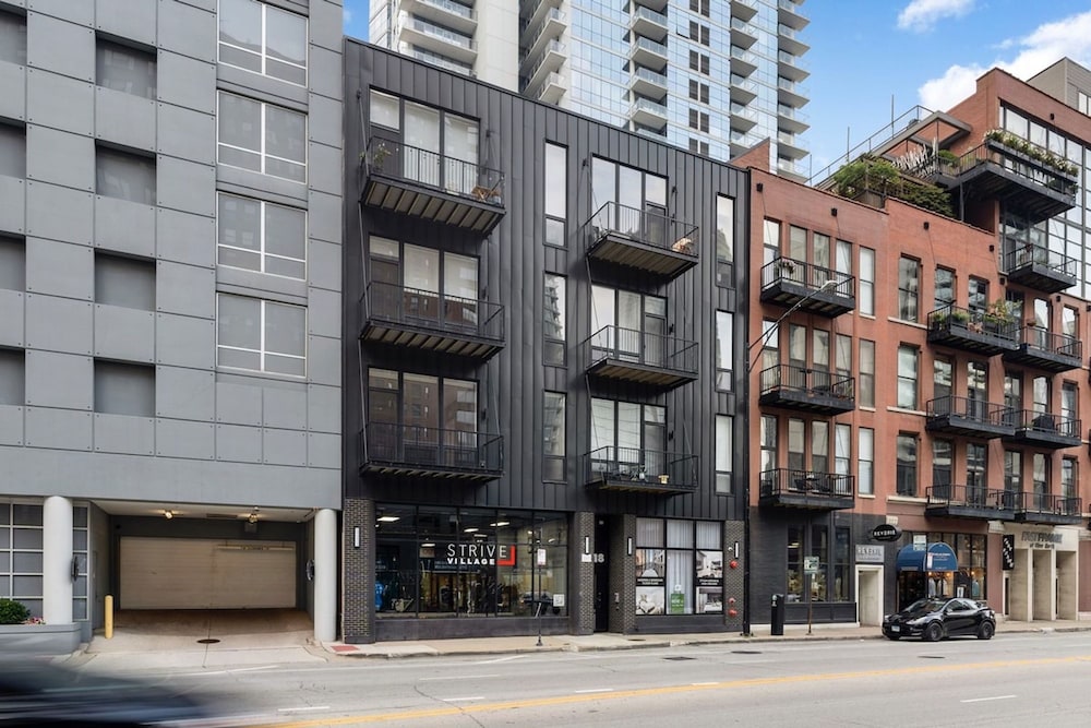 Chic 2BR 2BA Condo w Balcony - River North Chicago