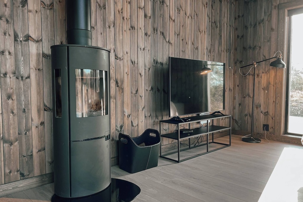 Modern Mountain Cabin - Outdoor Hot Tub - 8 Beds
