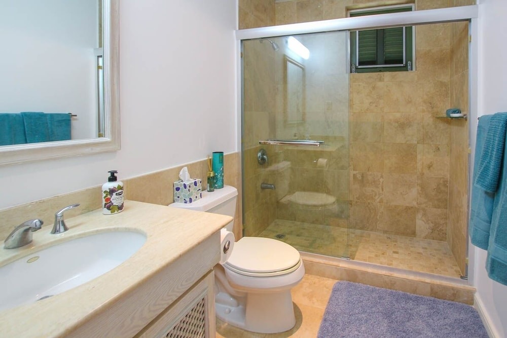 Ocean views apt with shared rooftop pool: Beacon Hill Surf by BSL Rentals