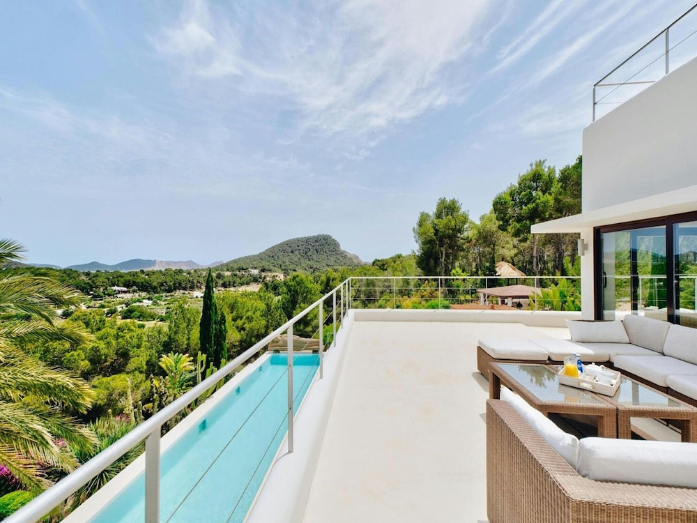 Holiday Home With Stunning Infinity Pool