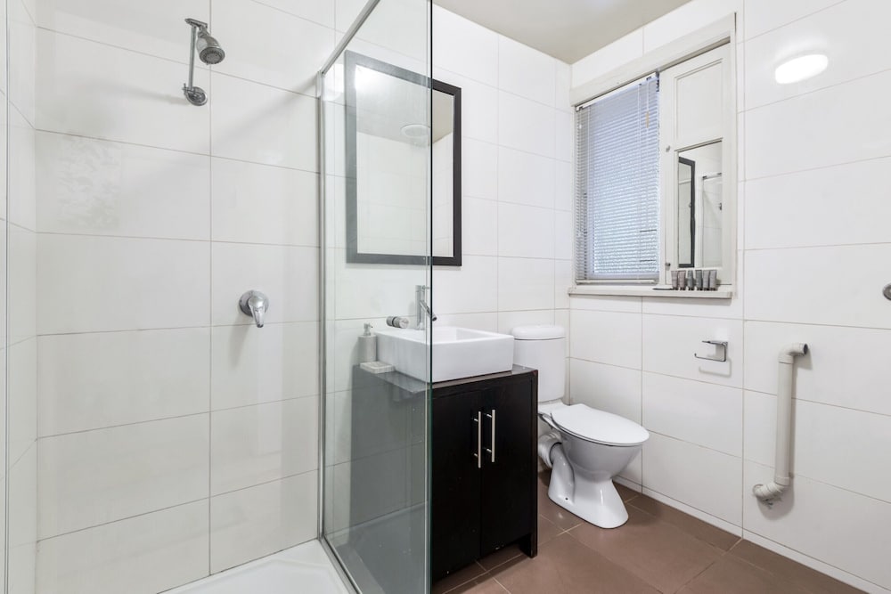 Charming 2-bed Apartment With Fireplace & Parking