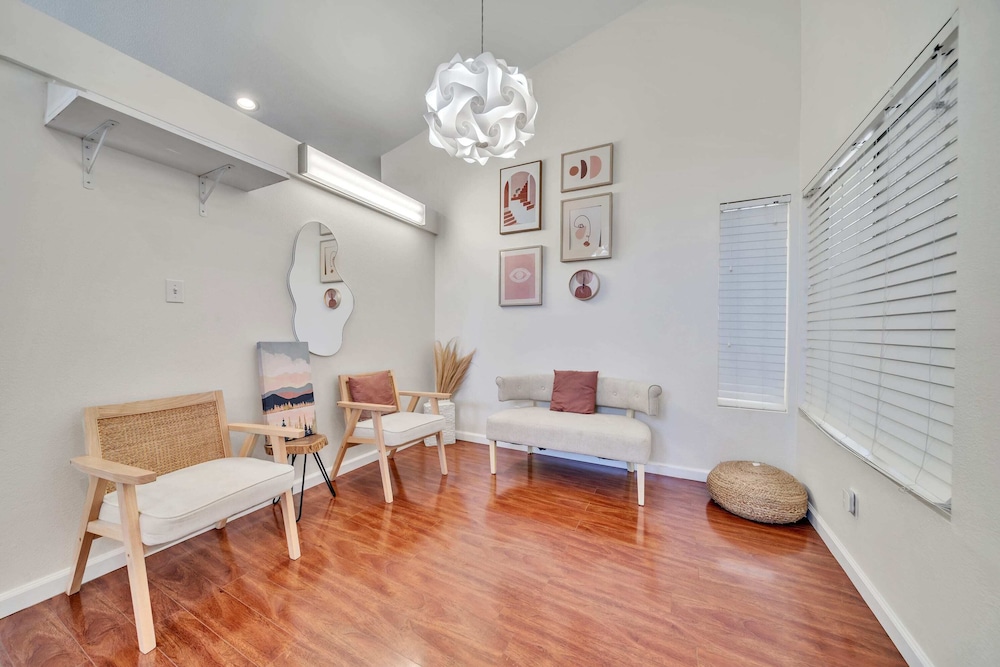 @marbella Lane - 4BR Lavish Castle Retreat