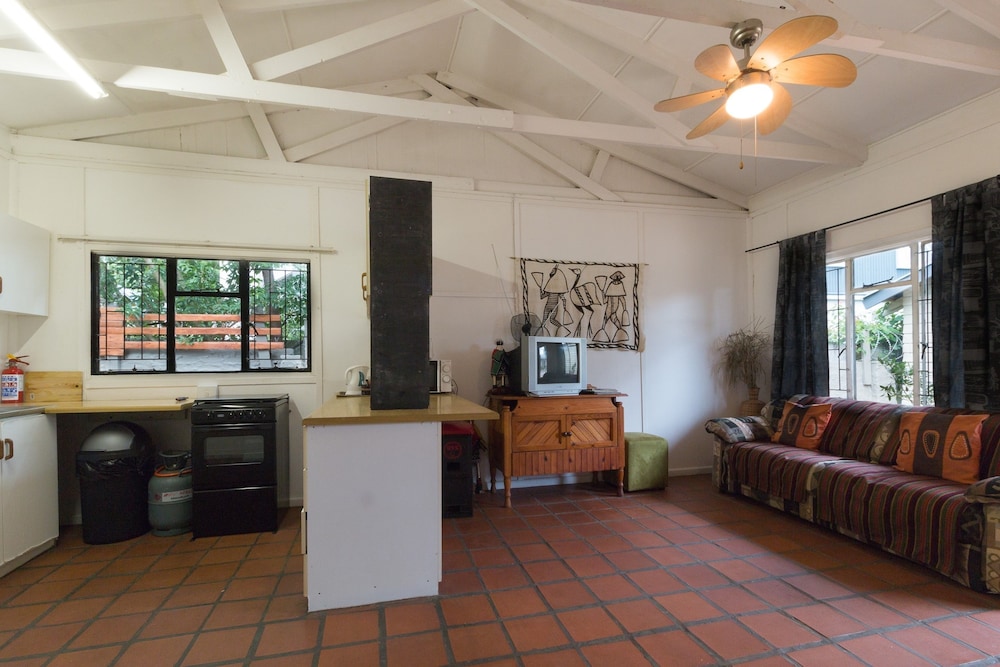 Inyathi Guest Lodge & Self Catering Chalets