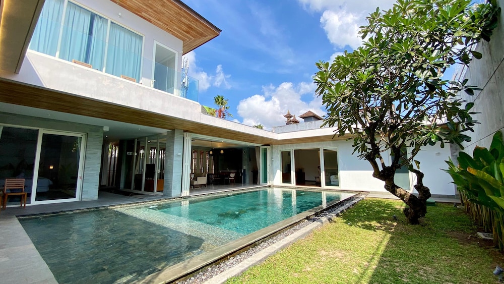 YY Villa Big Pool & Parking in Seminyak