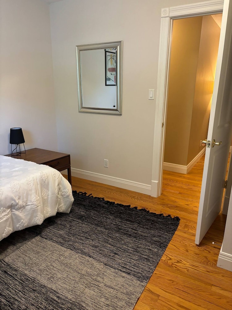 Luxury Modern Stay - 2000 Sqft