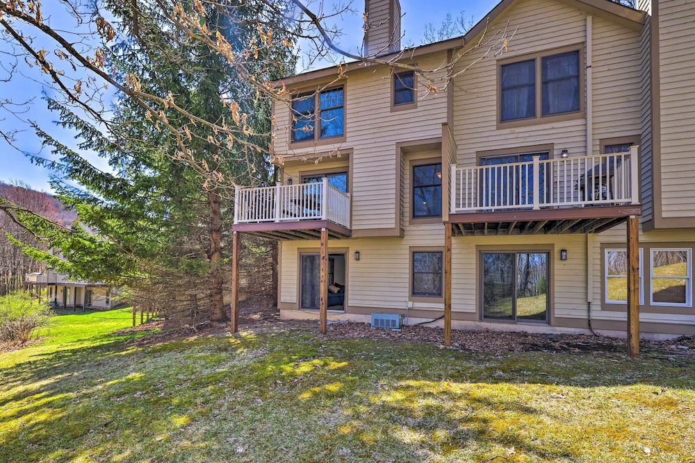 Pocono Retreat, 1 Mi to State Park & Ski Access! view 3