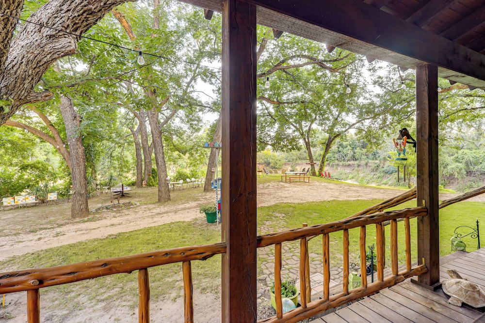 Private Pool: Fun Riverfront Retreat in Hamilton!