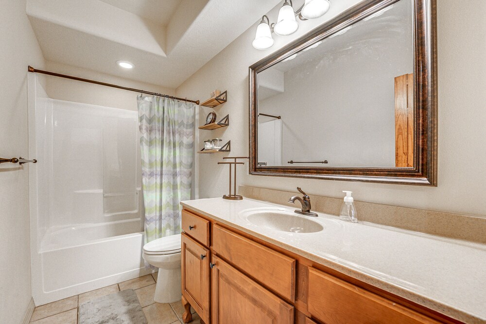 Relax Fireside: Branson West Gem w/ Hot Tub Access