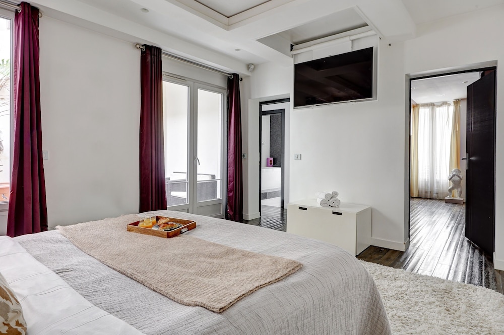 Elegant 3BR Arc de Triomphe