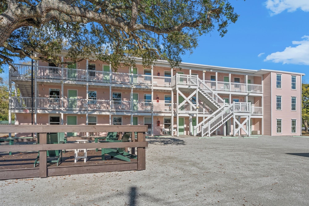 Treehouse Lounge - RR Beach Club