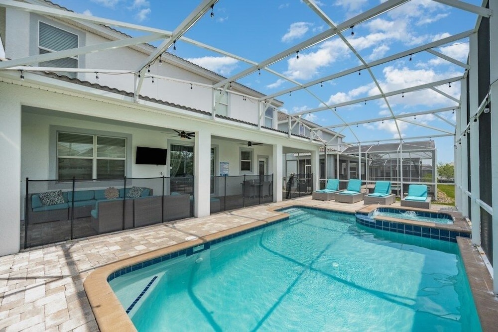 9 Bed Pool, Spa, Movie Room & Game Room! 9 Bedroom Home by RedAwning