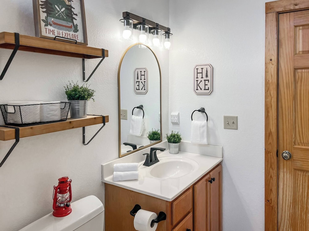 3 Kings 4 Bunks-sleeps 10-smart TV X6-parking out Front-full Kitchen-hot Tub