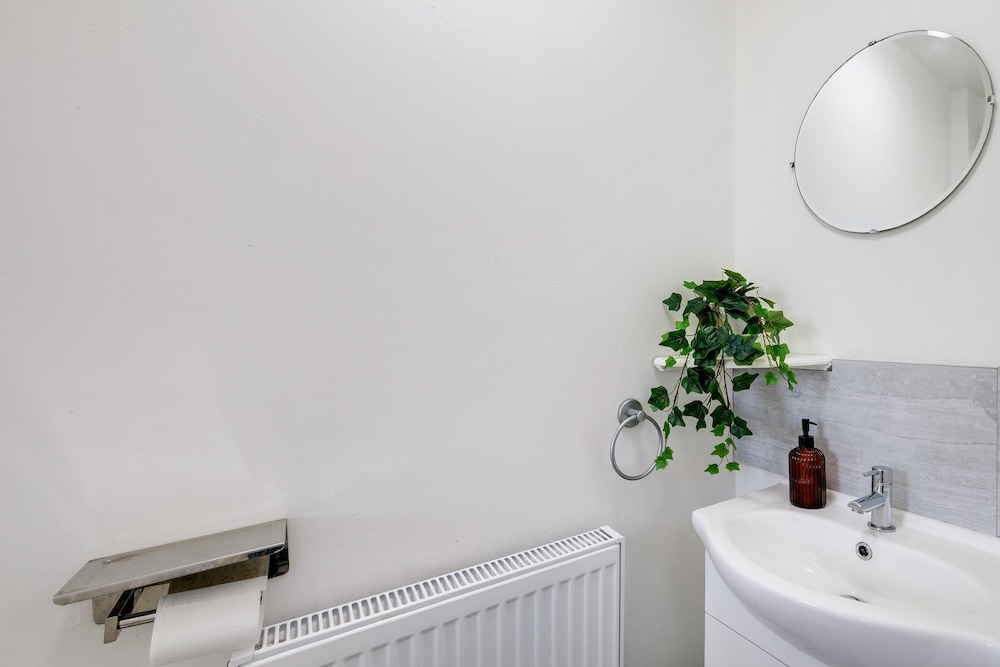 Sharp Close 4 Bedroom 2 Bath - Aylesbury
