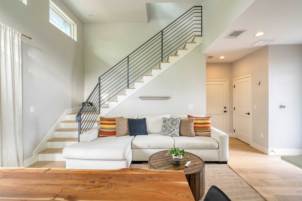 Private Pool, Firepit, Patio Steps to East Austin Dining, Music, Art, Murals