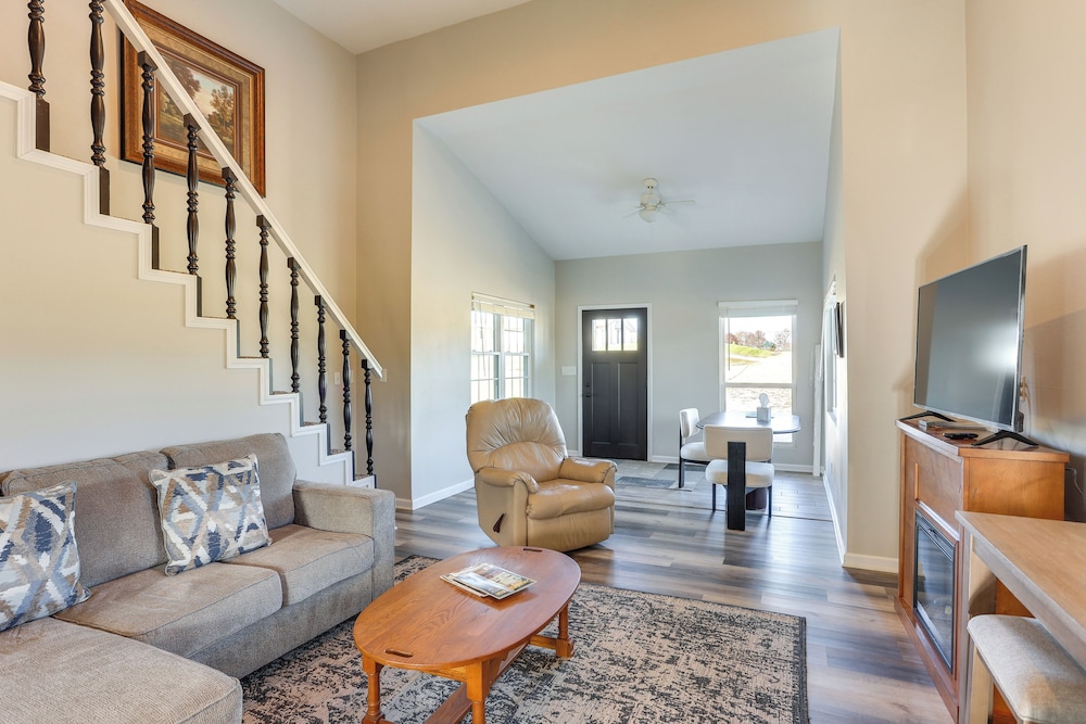 Golf Course Views: Oakland City Retreat