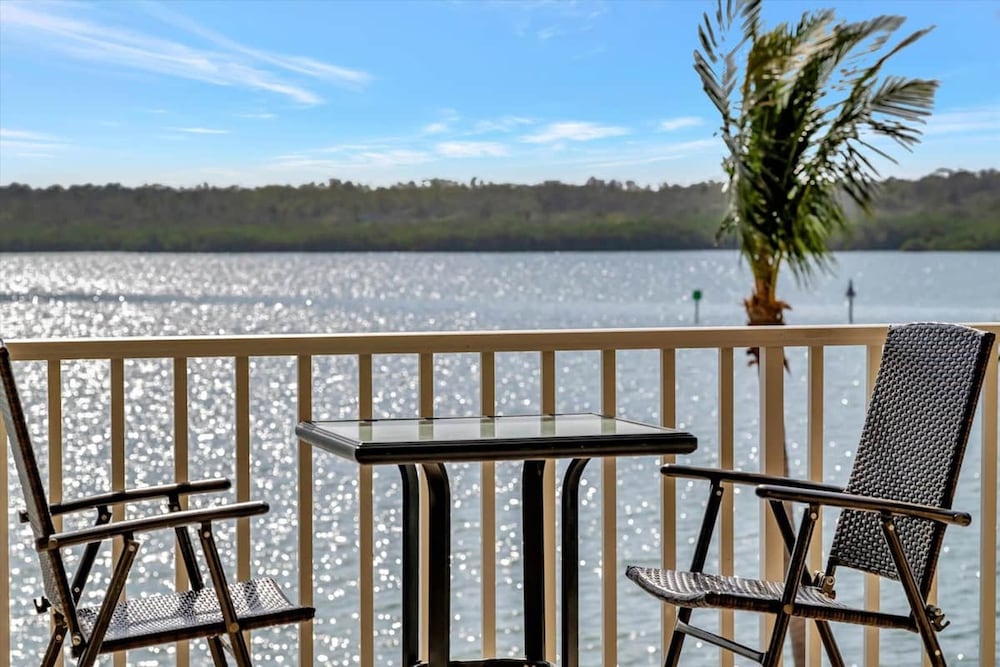 Sunlit Bayview Suite Balcony Pool Hot Tub