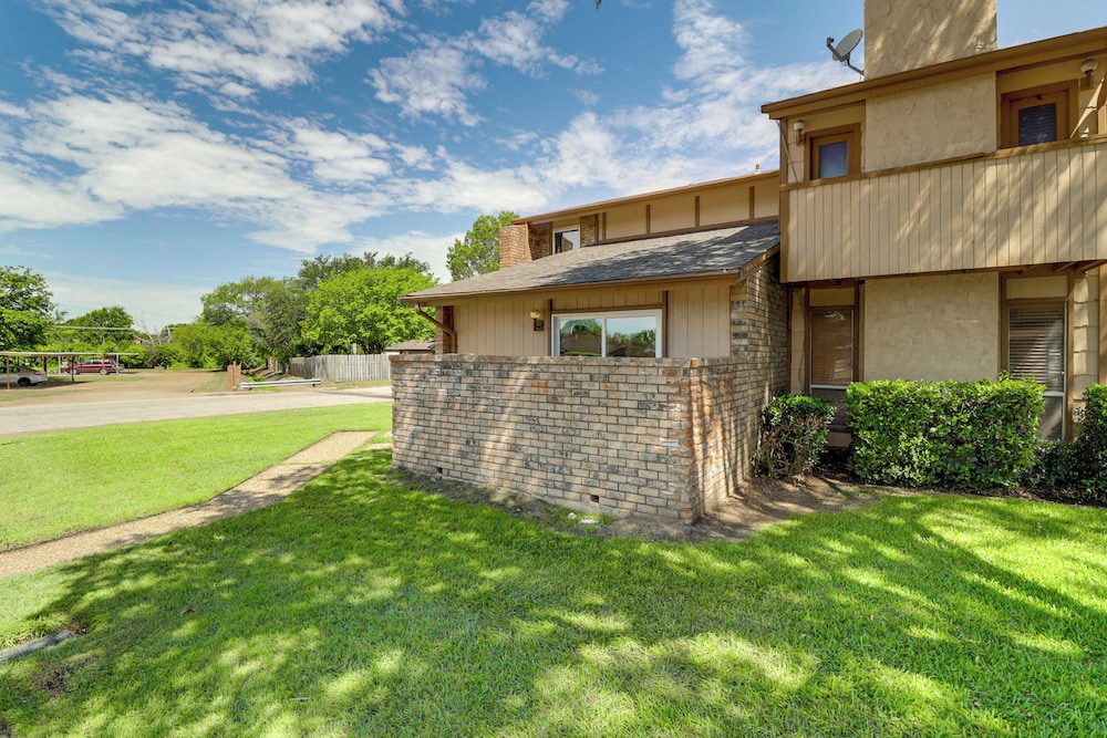 5 Mi to At&t Stadium: Townhome w/ Community Pools!