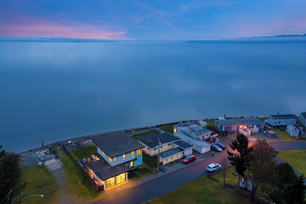 Chic Whidbey Island Waterfront Home w/ Hot Tub, Firepits + Views