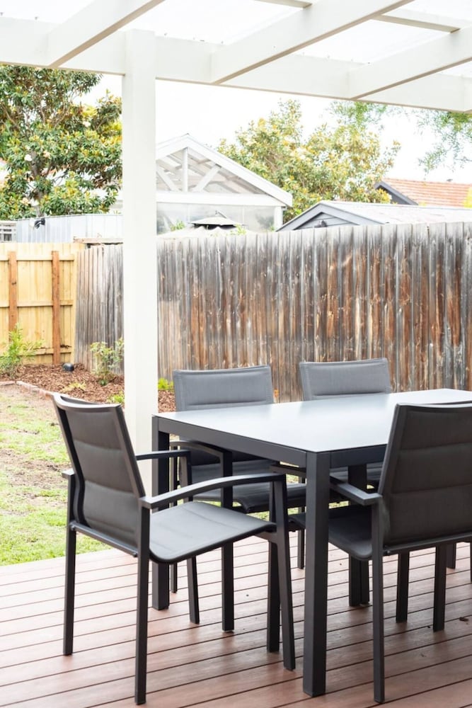 Elegant 2 Bedroom Family House With Backyard in Richmond
