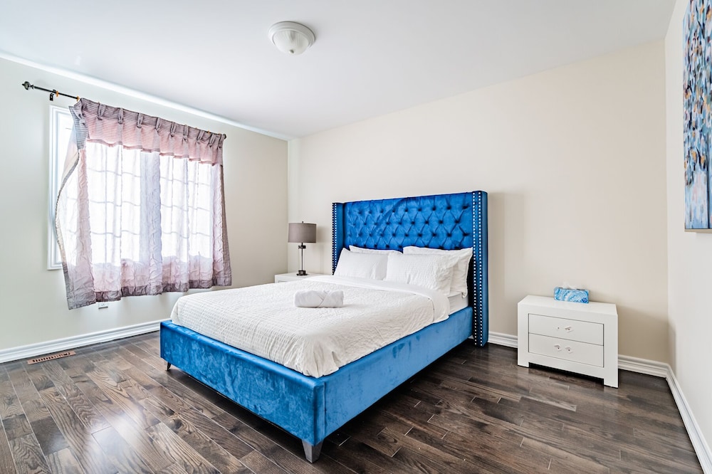 Toronto Vacations - Lady Valentina Boutique Home - Property Image 3