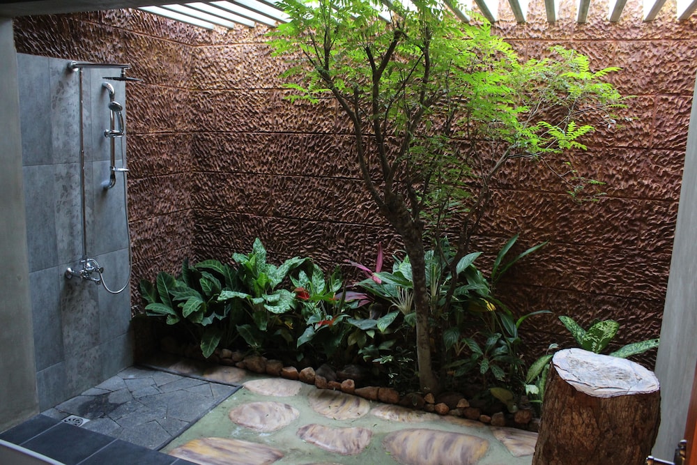 Villa Shade