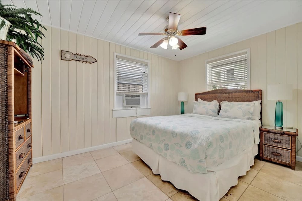 Stones Throw Beachside Bungalow 2 AT THE Beach