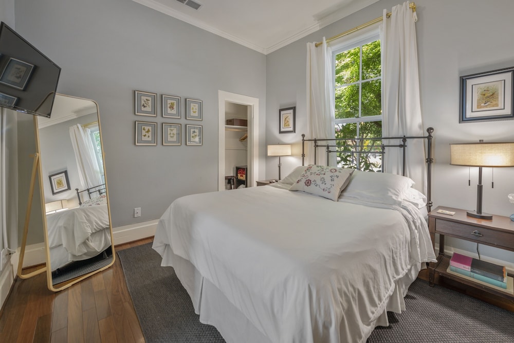 446orch 2 Bedroom Home by RedAwning view 4