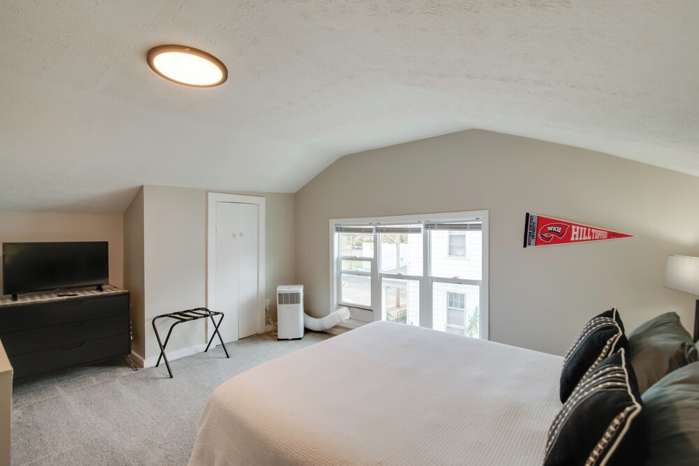 Hilltopper Convenience: Modern Duplex Near WKU