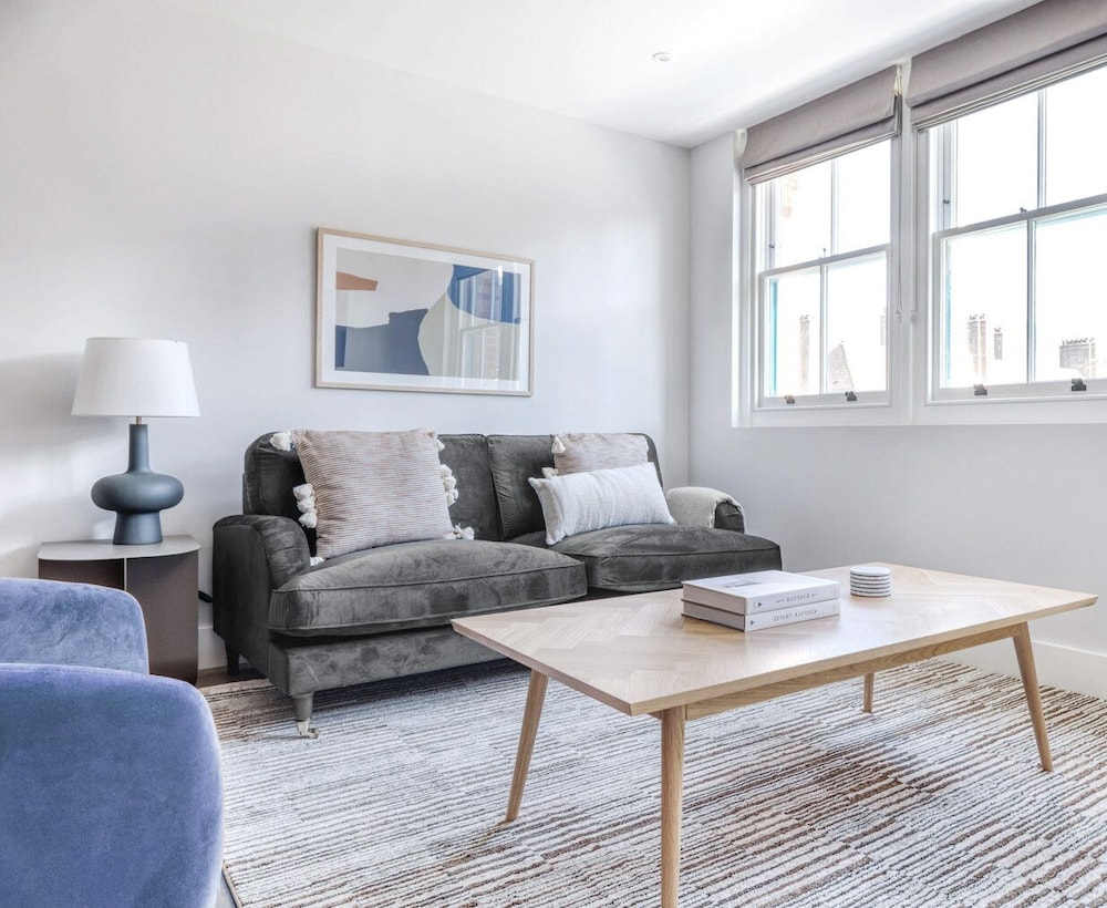Impeccable 2-bed Apartment in London view 5