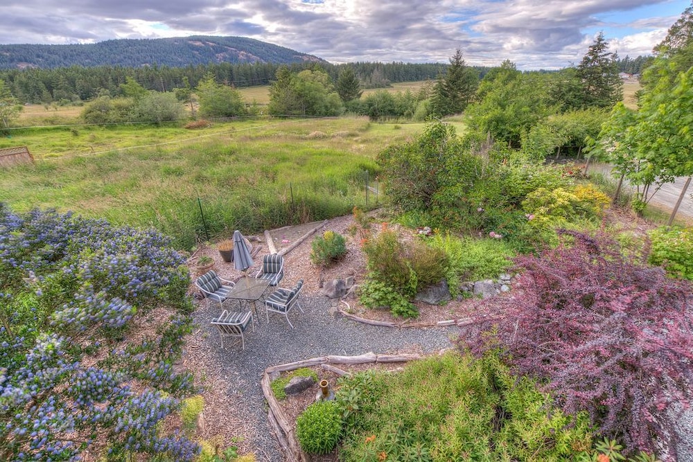 The Cedar Field Vacation House