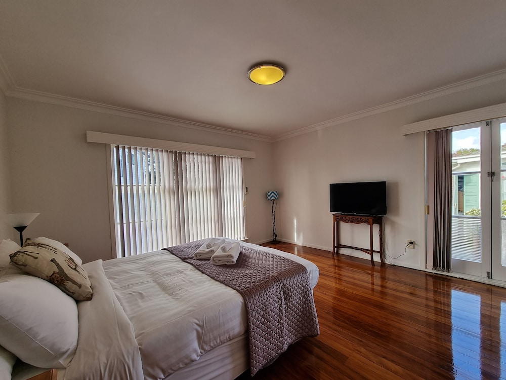 Cosy Unit by Airport - Heat Pump - WIFI view 3