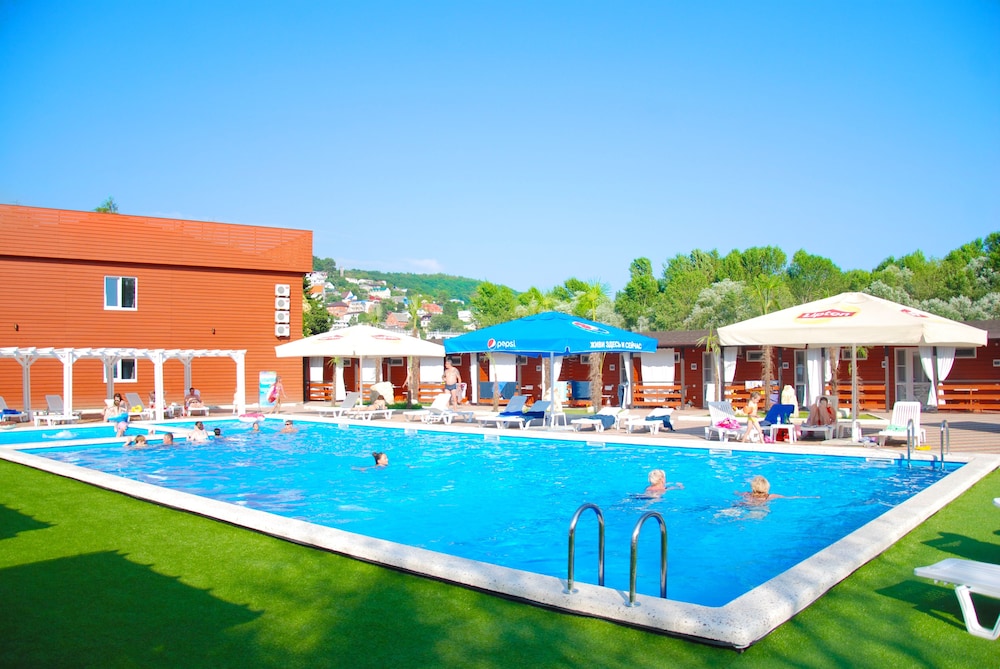 Peak Season Hotel