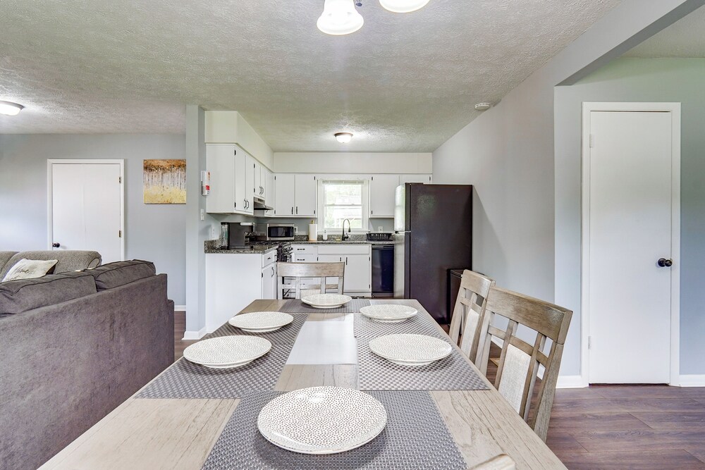 5 Mi to Dtwn: Family-friendly Fayetteville Home!