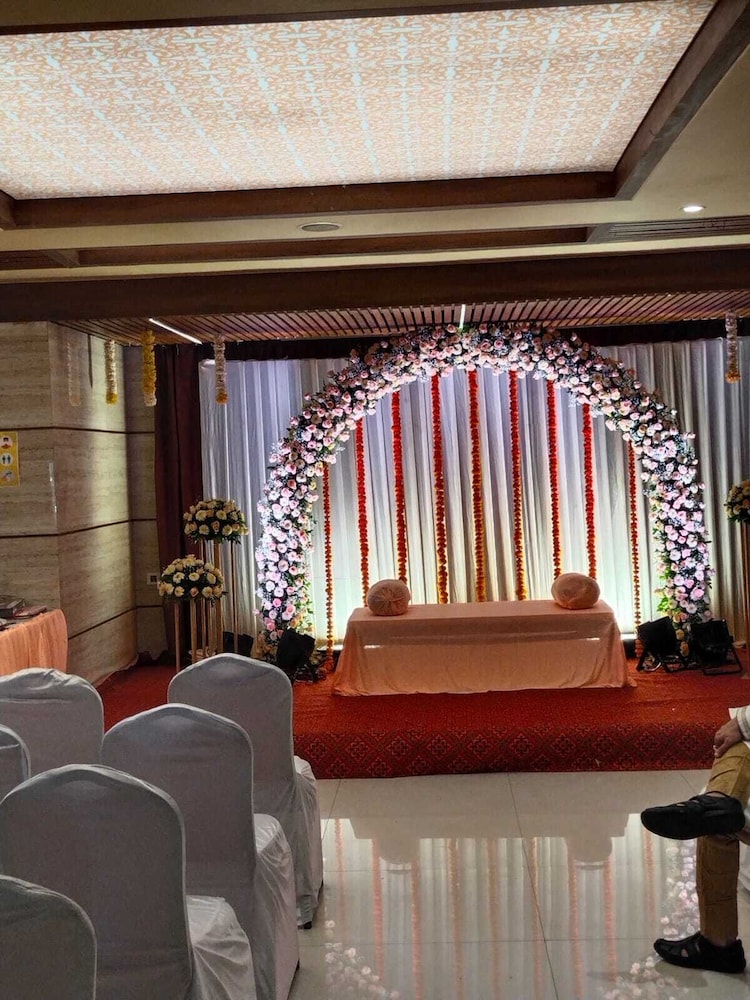 Hotel Shreeji Vatika-Airport Road