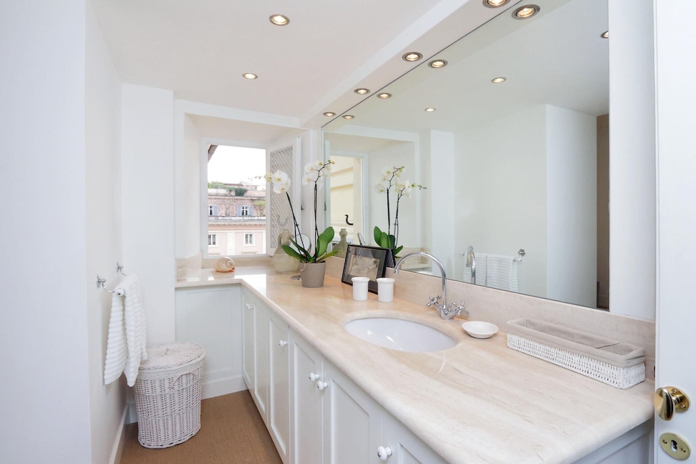La Camelia an Elegant and Extravagant 2 Bedroom Apartment