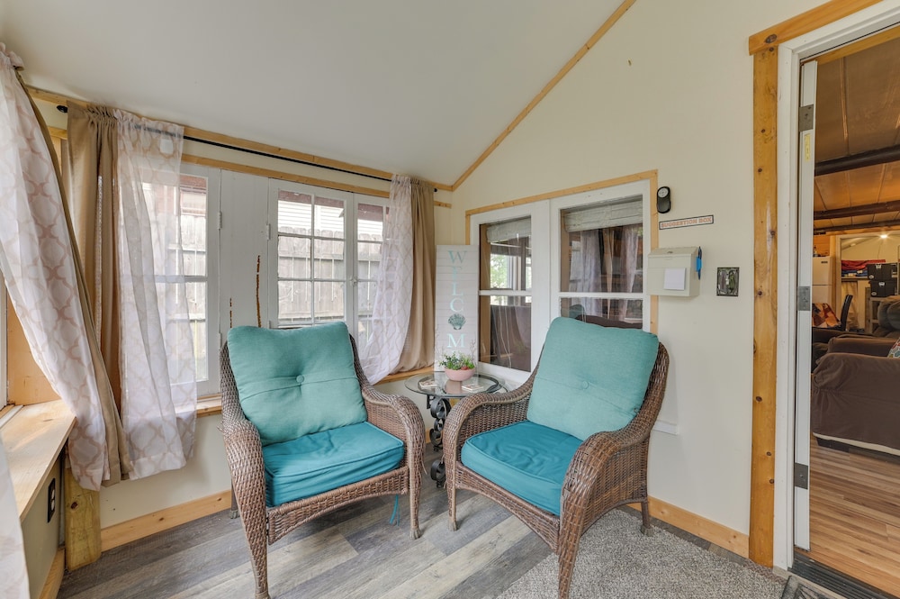 Cozy Houghton Lake Vacation Rental w/ Fireplace!
