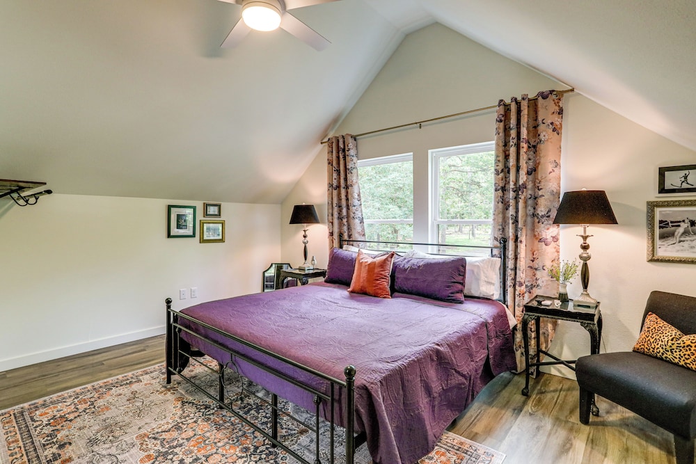 Greers Ferry Lake Retreat: Game Room + Fire Pit!