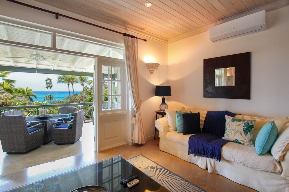 Ocean views apt with shared rooftop pool: Beacon Hill Surf by BSL Rentals