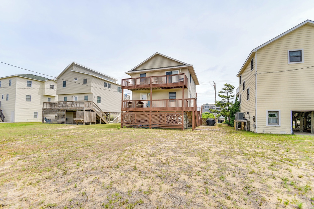 Walk to Beach + Restaurants: Outer Banks Retreat