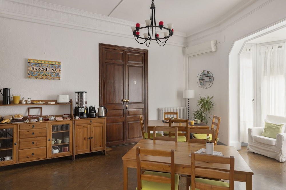 Ally's Guest House Barcelona B&B