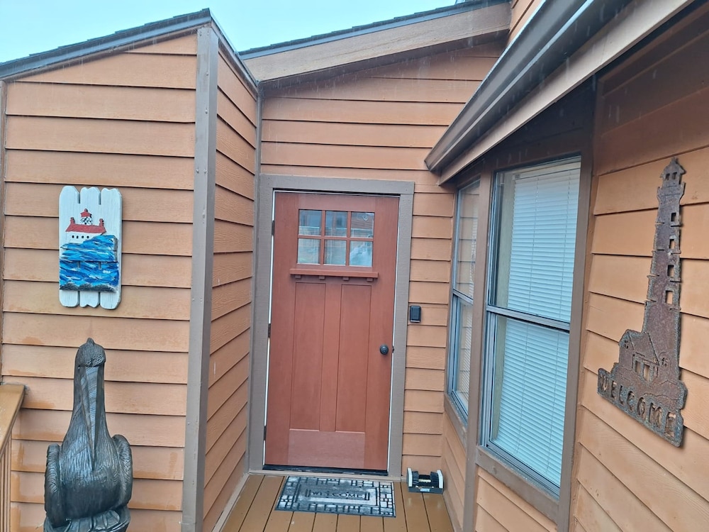 Luxurious Oceanfront Cabin 7 Getaway w Hot Tub