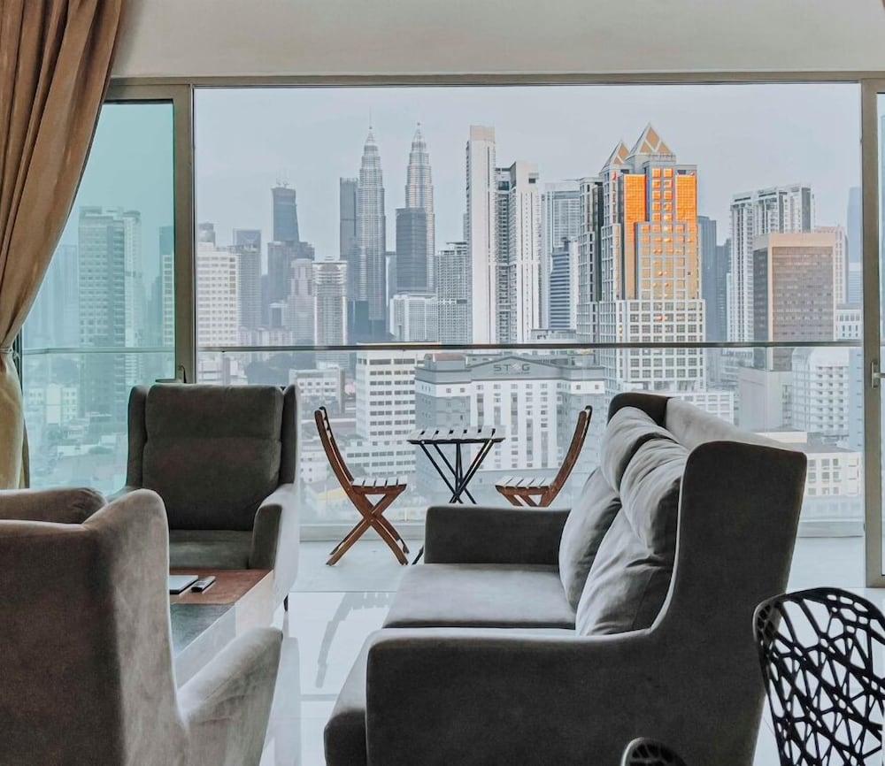 Regalia Residence The Sky Pool Suite