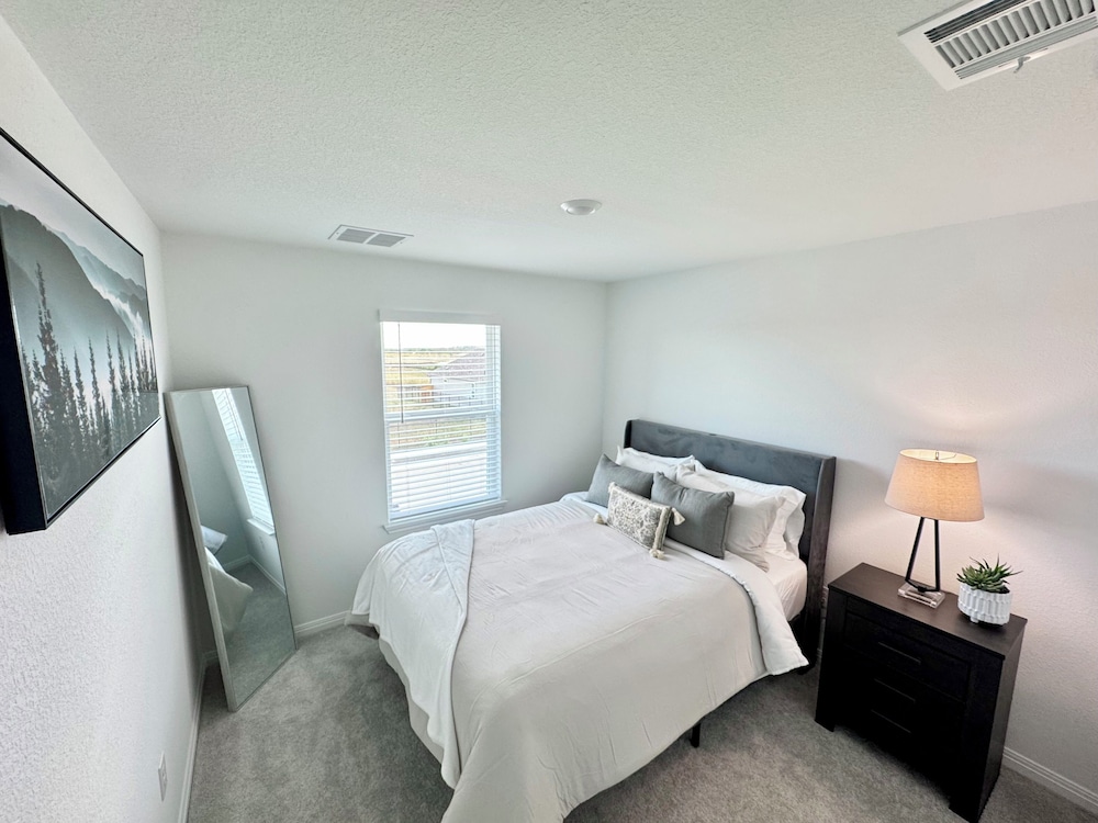 Modern 4BR New Home w Luxury Touches
