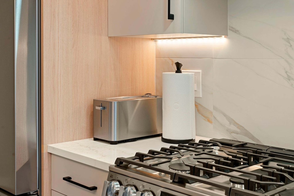 Spacious Bright Modern New Unit in Tri Taylor