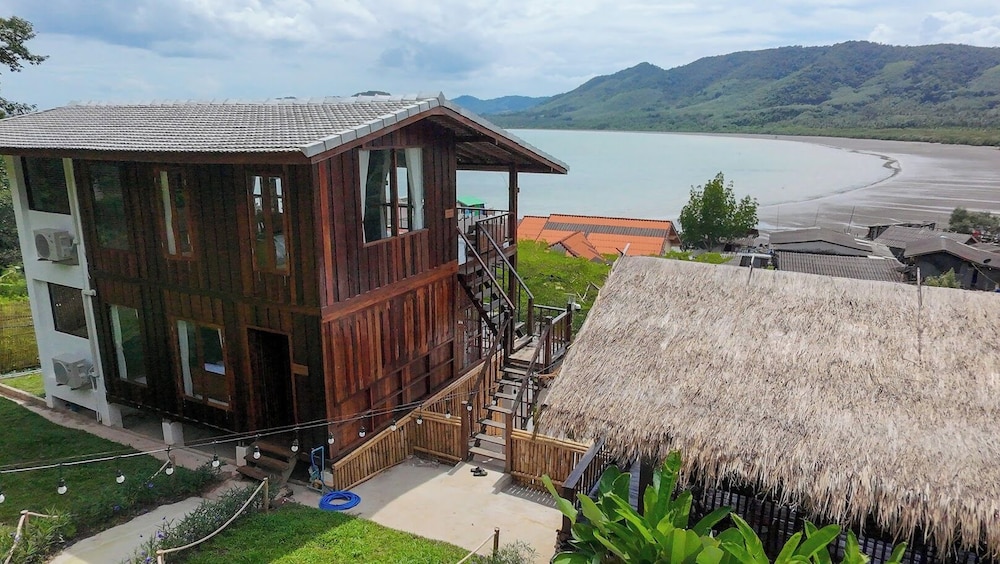 Baan Lhong View Lay