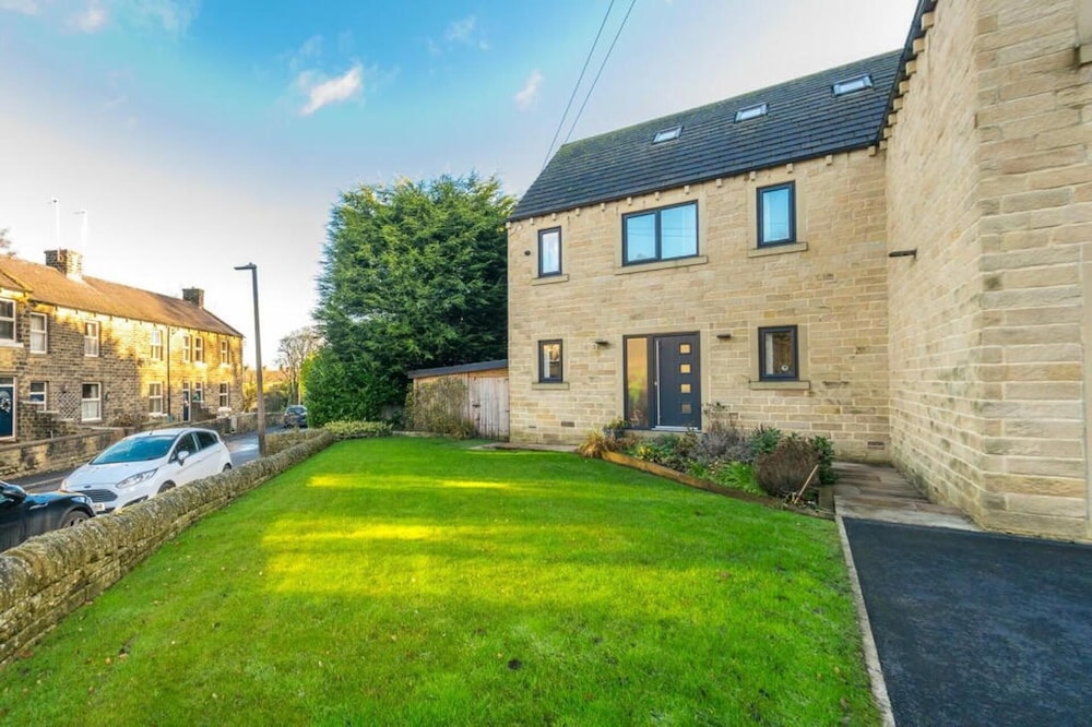 12 Guests - Hot Tub - Free Parking in Huddersfield